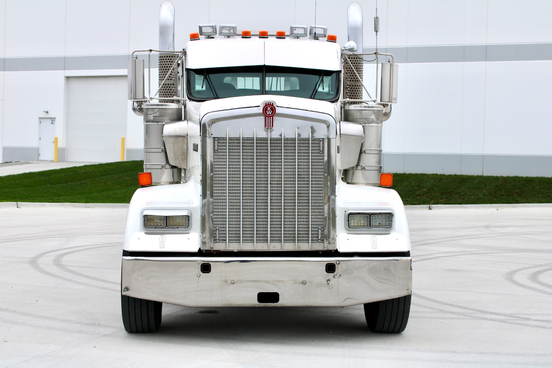 Used 2010 Kenworth W900 Tri-Axle Heavy Haul Day Cab