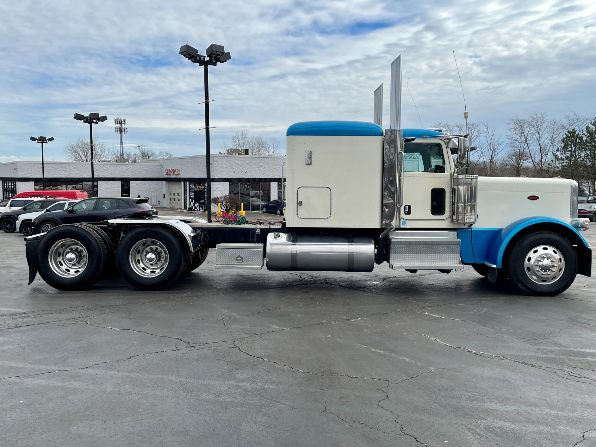 Used 2018 Peterbilt 389 Low Roof Sleeper - Cummins X15 - 565 HP